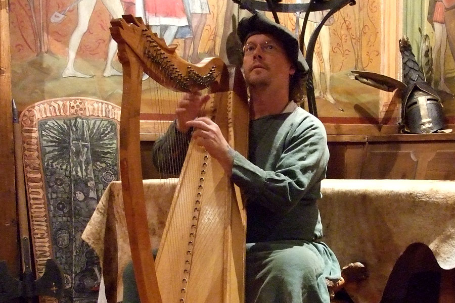 Harfenspiel aus dem keltischen Sagenkreis mit dem Musiker Jonny Robels auf der Ehrenburg