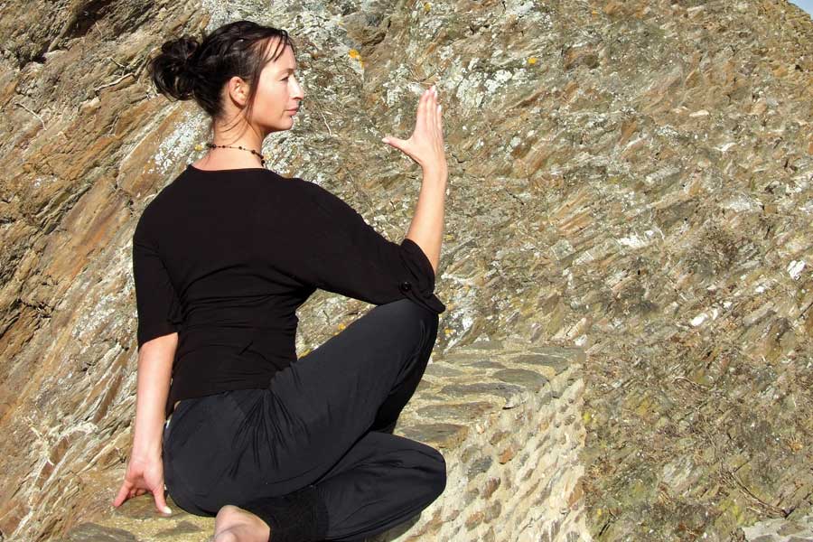 Wellness auf der Ehrenburg mit Yoga-Übungen auf alten Mauern